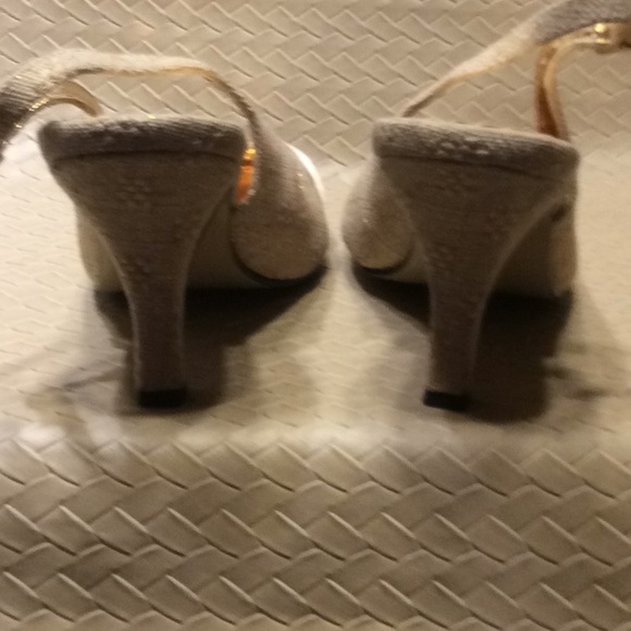 J. Renee CAMMY Fabric 7-1/2 M Heels - Picture 6 of 8